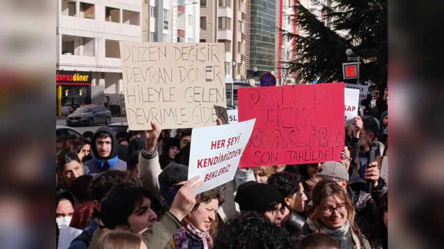 Anadolu Üniversitesi Öğrencilerinden Halkın İradesine Sahip Çıkma Yürüyüşü