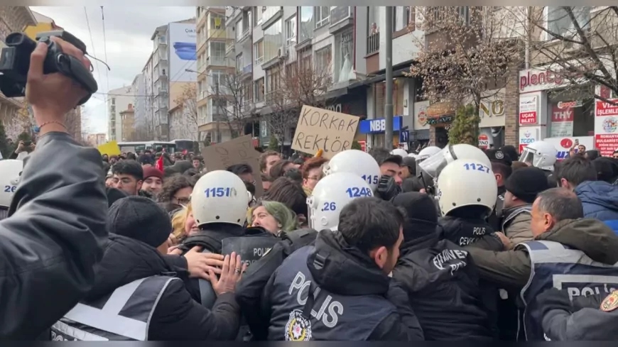 Eskişehir’de Öğrencilerden Gözaltı Protestosu: Polisle Gergin Anlar Yaşandı