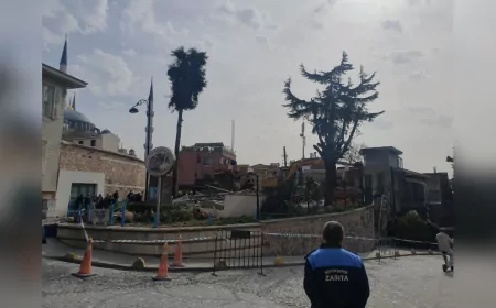 Sultanahmet Meydanı’ndaki Kaçak Yapı Kaldırıldı