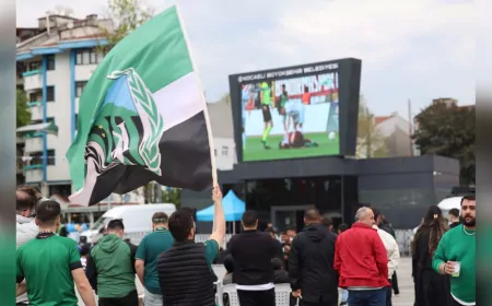 Kocaelispor’un Şampiyonluk Heyecanı İzmit Kent Meydanı’na Taşındı