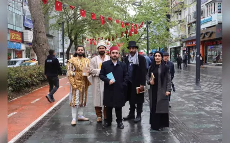 Kocaeli Büyükşehir Belediyesi, Kütüphane Haftası’nda Kostümlü Roman Karakterleriyle Kitap Hediye Etti