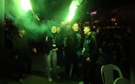 Büyükşehir Belediyesi, İzmit Kent Meydanı’nda Kocaelispor’un Adanaspor Galibiyetini Coşkuyla Kutladı