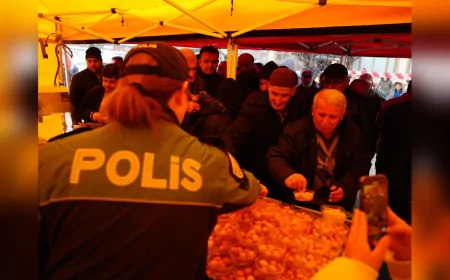 Düzce Belediyesi’nden Polis Haftası’na Anlamlı Kutlama: Cami Önünde Lokma Dağıtıldı