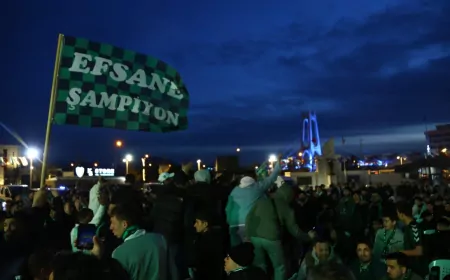 Kocaelispor’un Gole Doyduğu Maç Dev Ekranda: İzmit Kent Meydanı’nda Şampiyonluk Coşkusu