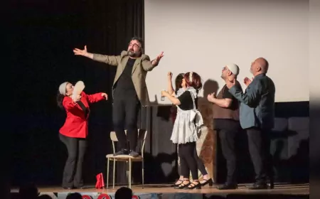 "90’lar Kabare" Tiyatro Oyunu Yalova’da Büyük Beğeni Topladı