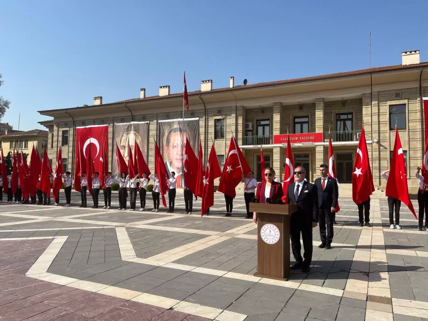 Eskişehir’de 23 Nisan Coşkusu: Atatürk Anıtı’na Çelenk Sunuldu