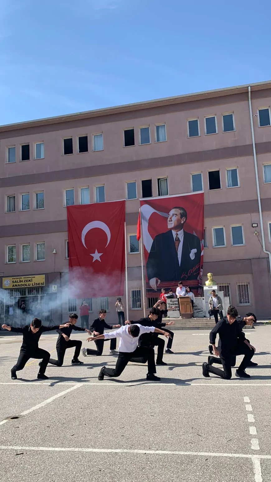 Salih Zeki Anadolu Lisesi'nde 23 Nisan Coşkusu