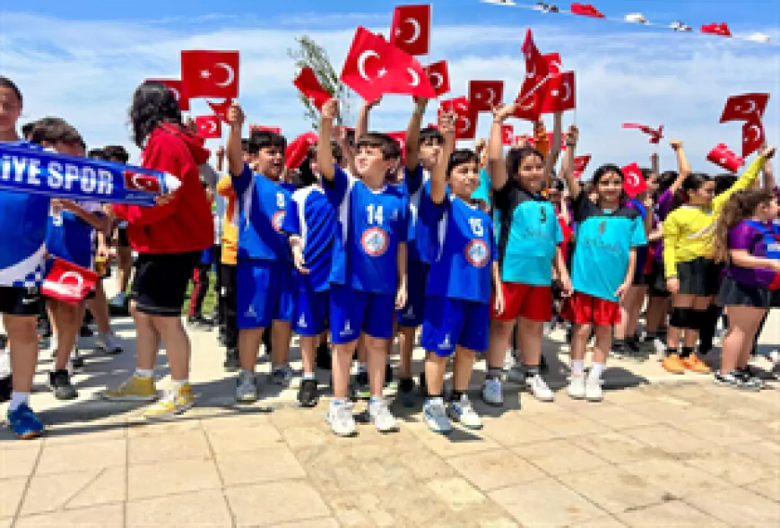 Çocuklar Hentbol Şenliği’nde İzmirli Minikler Eğlence ve Sporu Buluşturdu
