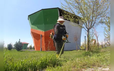 Van Büyükşehir Belediyesi’nden 26 Parkta Bahar Temizliği ve Bakım Seferberliği
