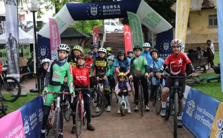 Bursa’da Urban Downhill Nefes Kesti: Bisikletçiler Tarihi Sokaklarda Adrenalin Yaşattı