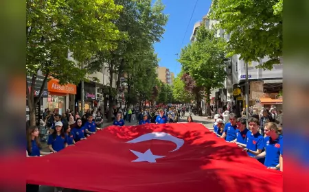 Eskişehir’de Gençlik Haftası Coşkulu Yürüyüşle Başladı