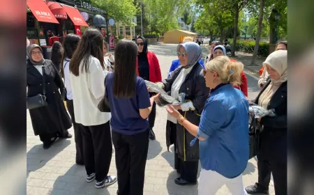 AK Parti Eskişehir Kadın Kolları’ndan Gençlere Tişört Hediyesi