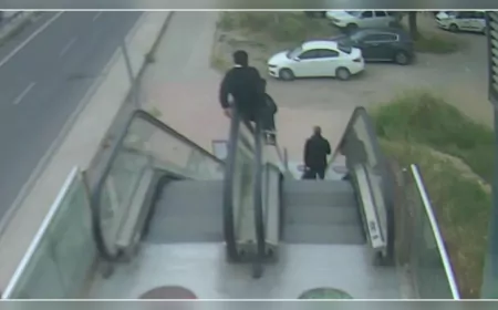 Yürüyen Merdivenlere Saldırı Kamerada: Gençlerin Tehlikeli Hareketi Tepki Çekti