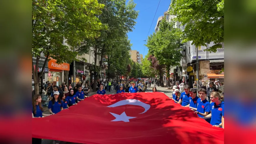 Eskişehir’de Gençlik Haftası Coşkulu Yürüyüşle Başladı