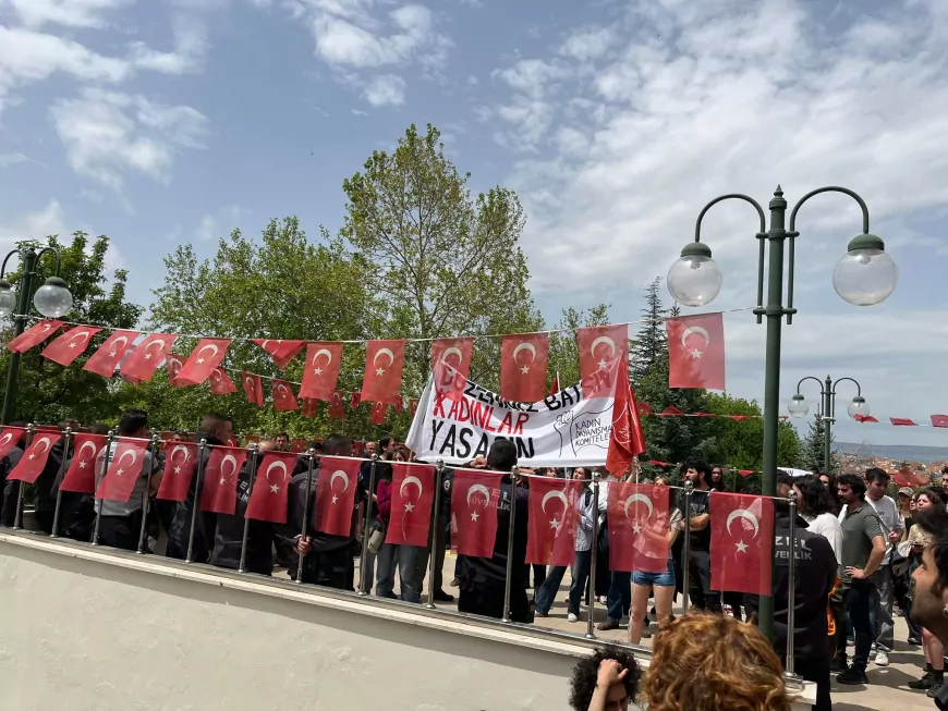 Anadolu Üniversitesi’nde Düzeniniz Batsın, Kadınlar Yaşasın Pankartının Asılmasına İzin Verilmedi