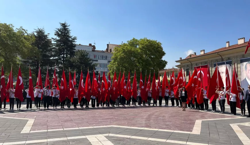 19 Mayıs Coşkusu Eskişehir’de Çelenk Sunumuyla Başladı