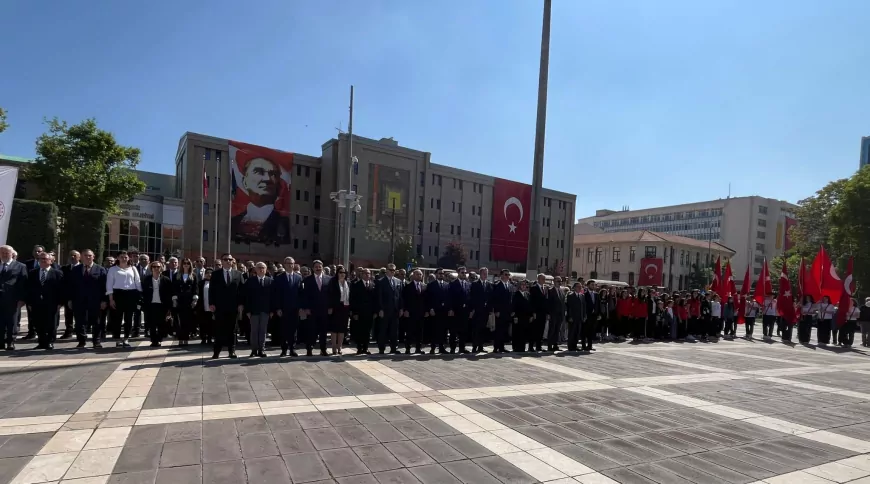 19 Mayıs Coşkusu Eskişehir’de Çelenk Sunumuyla Başladı