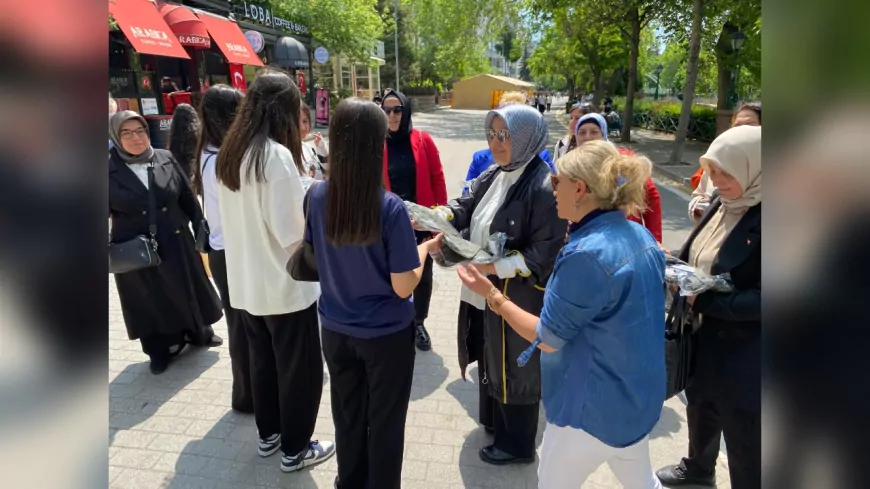 AK Parti Eskişehir Kadın Kolları’ndan Gençlere Tişört Hediyesi