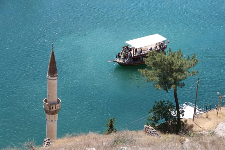 Halfeti’nin Batık Şehri Savaşan, Sıcak Asfaltla Turizme Bağlandı