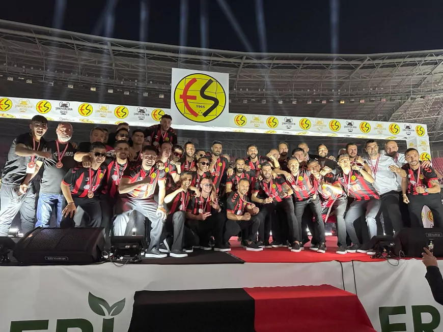 Eskişehirspor Şampiyonluğu Binlerce Taraftarla Kutladı: 3. Lig Coşkusu Stadyuma Sığmadı