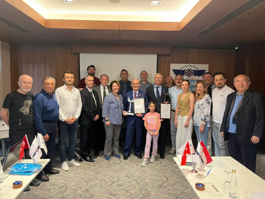 Yılmaz Büyükerşen’e Havacılığa Katkılarından Dolayı Onursal Üyelik Ödülü