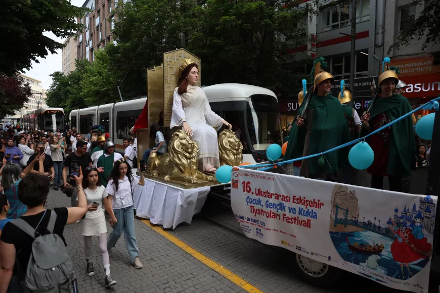 Eskişehir’de 16. Uluslararası Tiyatro Festivali Görkemli Yürüyüşle Başladı