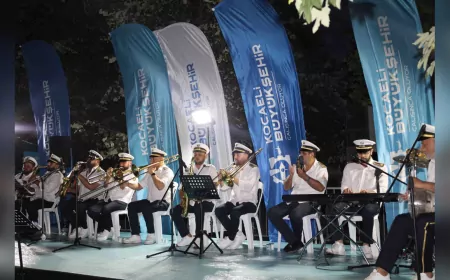 Körfez Sahili'nde Bando Coşkusu: Müzik ve Kahkahalar Bir Arada