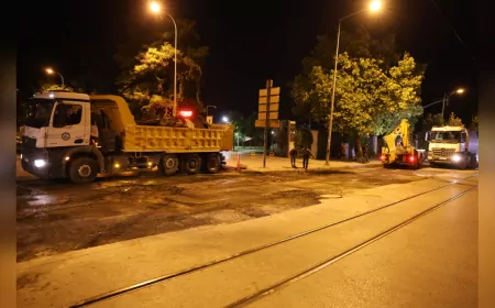 Eskişehir’de Gece Mesaisi Sürüyor: Öğretmenler Bulvarı’nda Asfalt Çalışması