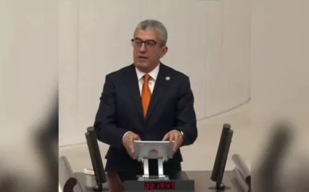 CHP’li Gökhan Günaydın: ‘Ekrem İmamoğlu’nu hedef alarak demokrasiyi, avukatları tutuklayarak adaleti çökertiyorsunuz’