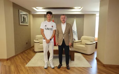 Başkan Büyükakın’dan Milli Yüzücü Kuzey Tunçelli’ye Tebrik ve Destek Mesajı