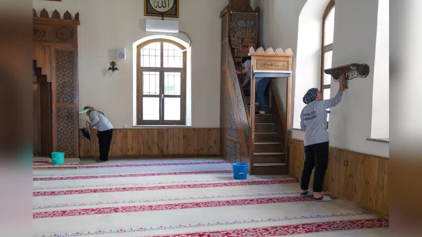 Tepebaşı Belediyesi’nden Camilere Bayram Temizliği