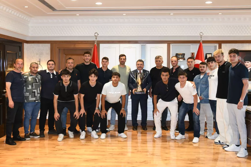 Başkandan UEFA’da Başarı Kazanan Trabzonspor U19 Takımına Hediye