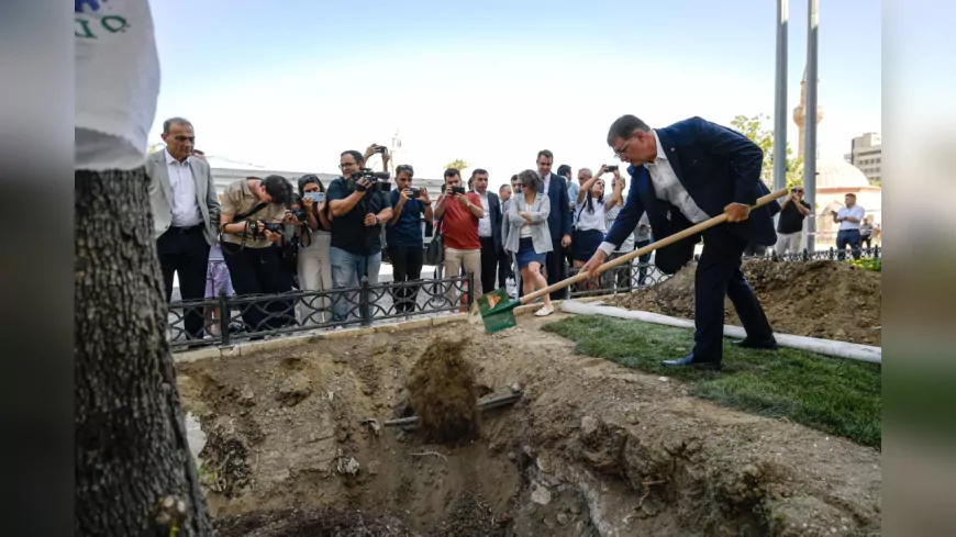 İzmir’in Kalbine Yeni Bir Çınar: Tugay, Kırılan Ağacın Yerine Yenisini Dikti