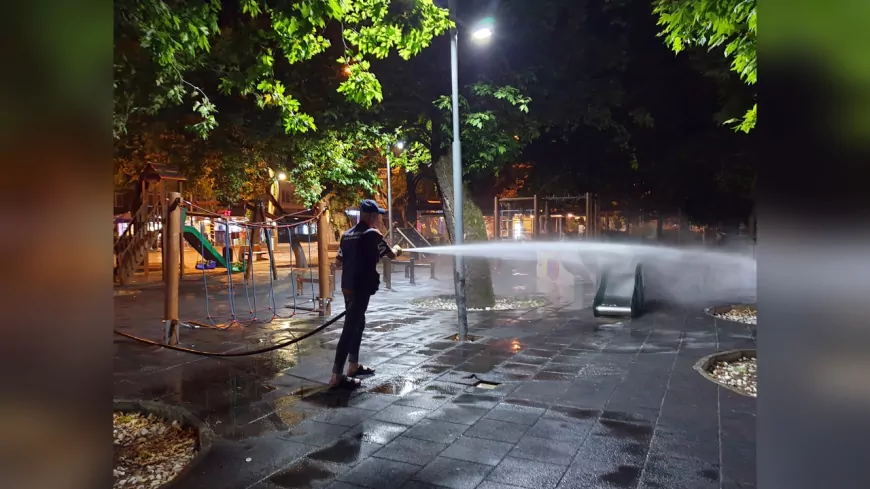 Yalova Belediyesi’nden Gece Boyu Temizlik Seferberliği
