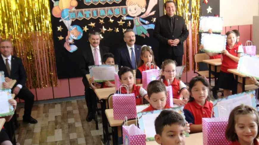 Eskişehir Valisi Hüseyin Aksoy, Karne Gününde Milli Zafer İlkokulu Öğrencileri İle Buluştu