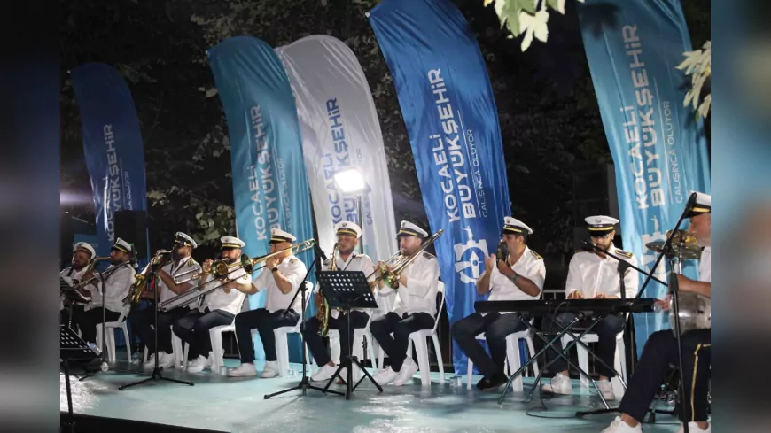 Körfez Sahili'nde Bando Coşkusu: Müzik ve Kahkahalar Bir Arada