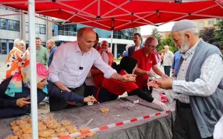 Düzce’de Aşure Bereketi Cuma Çıkışında Paylaşıldı