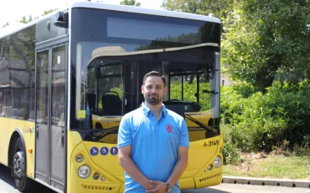 İETT Kaptanından Örnek Vatanseverlik: Yanan Türk Bayrağını Elleriyle Söndürdü