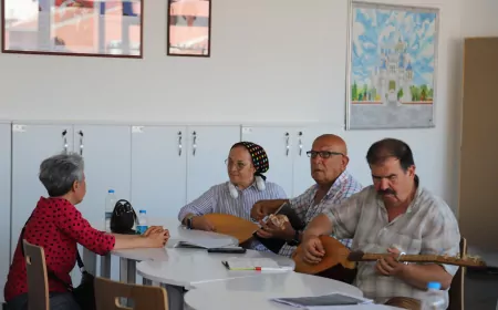 Kıdemli Vatandaşlar Emek Kafe’de Bağlama Kursunda Buluştu