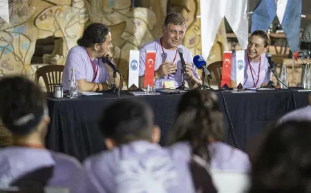 Başkan Tugay Gençlerle Buluştu: “Belediyeler Sadece Siyaset Yapılan Yerler Değil”