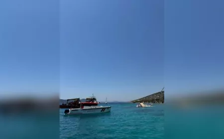 Bodrum’da Kayalıklara Çarpan Yelkenli Tekne Yarı Batık Halde Karaya Oturdu