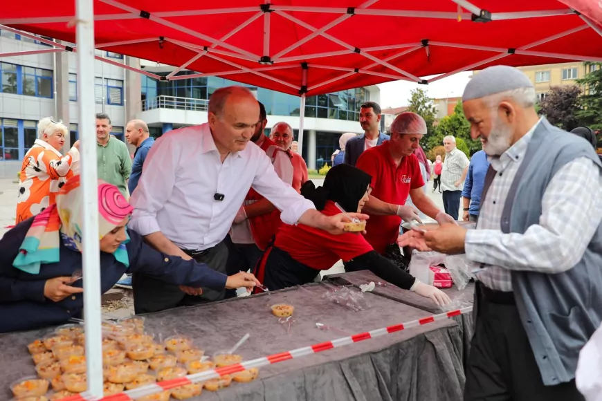 Düzce’de Aşure Bereketi Cuma Çıkışında Paylaşıldı