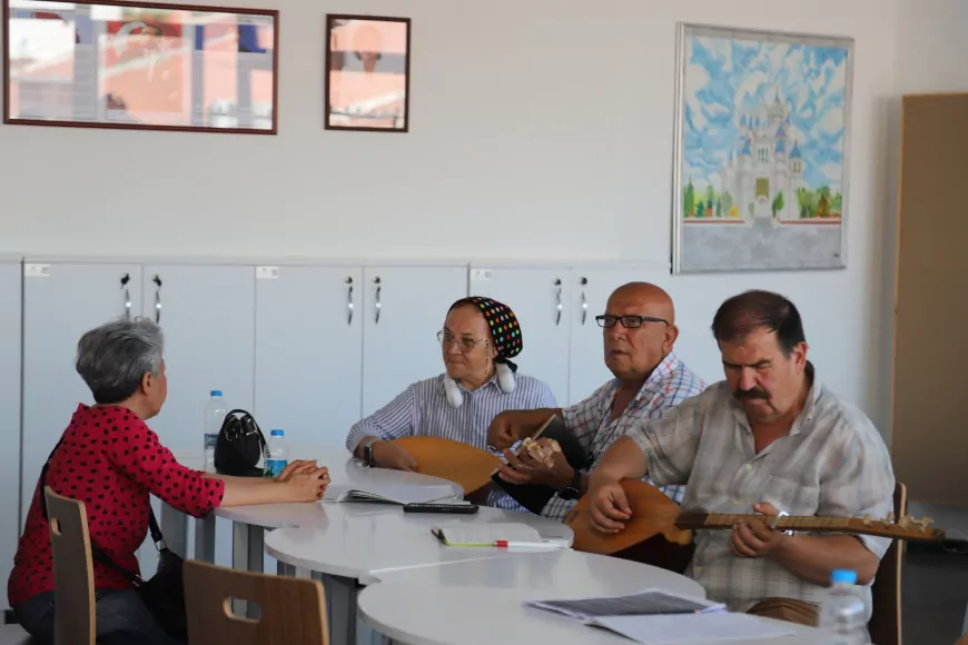 Kıdemli Vatandaşlar Emek Kafe’de Bağlama Kursunda Buluştu