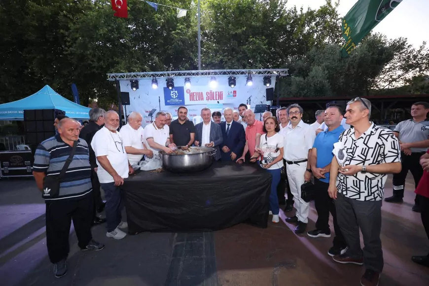 Kocaeli’de Helva Şöleni Coşkusu: Başkan Büyükakın Kazanı Açtı, İlk Helvalar Dağıtıldı