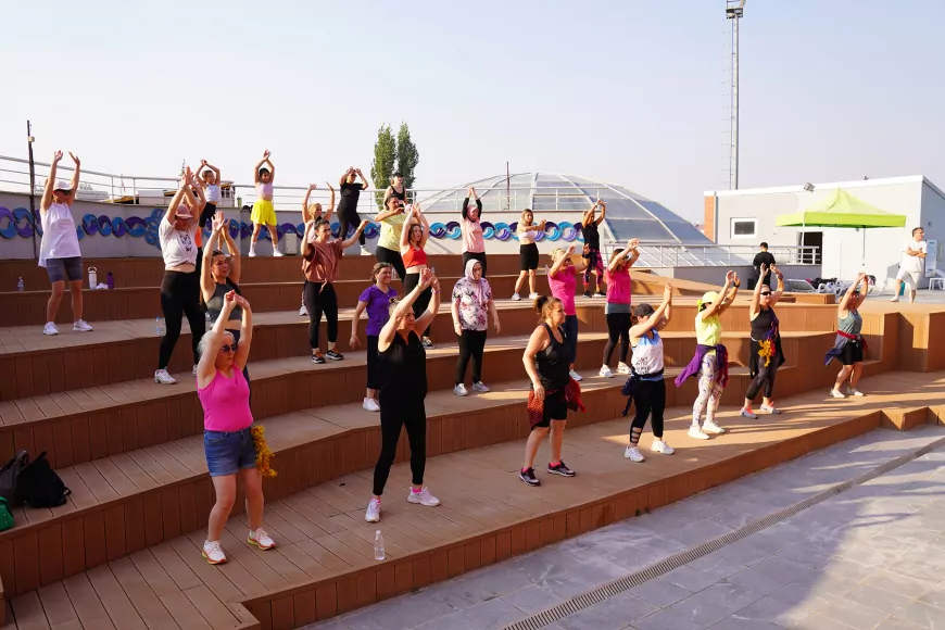 Kadınlar Zumba ile Hem Spor Yapıyor Hem Eğleniyor
