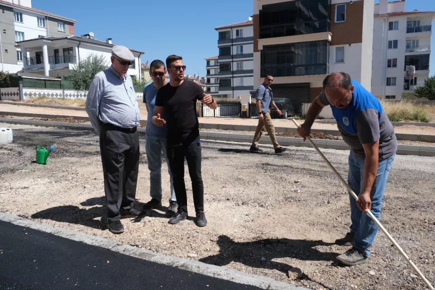 Emek Mahallesi’nde Tretuvar ve Asfalt Çalışmaları Hızla Sürüyor
