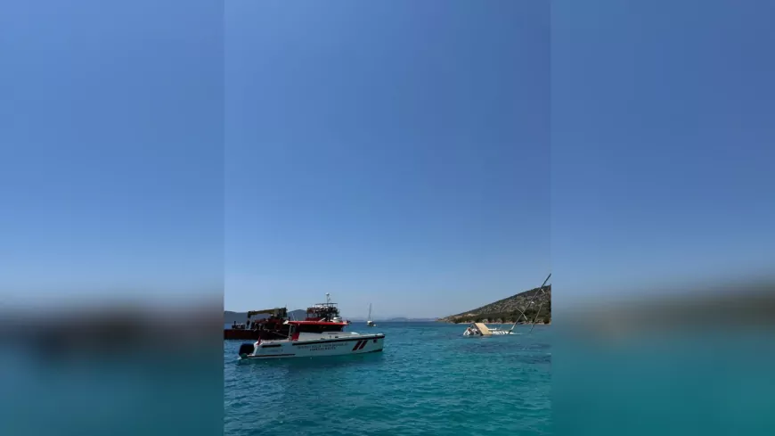 Bodrum’da Kayalıklara Çarpan Yelkenli Tekne Yarı Batık Halde Karaya Oturdu