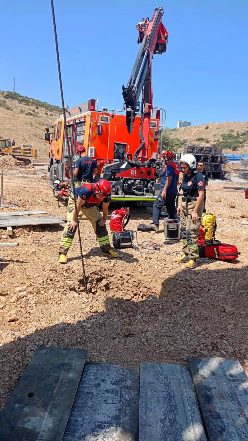 İzmir İtfaiyesi 15 Metre Derinlikteki Kuyudan Yurttaşı Sağ Kurtardı