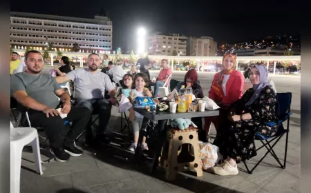 Kocaeli’de Açık Hava Sinemasında Yeşilçam Rüzgârı: “Gülen Gözler” İzleyiciyi Gülümsetti