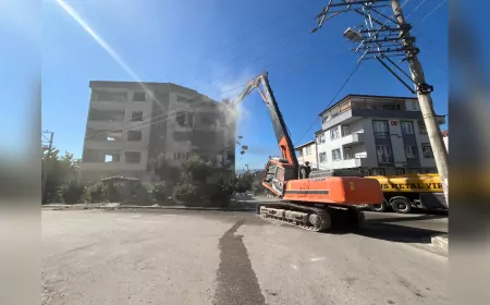 Derince’de 99 Depreminden Kalan Ağır Hasarlı Bina Yıkılıyor